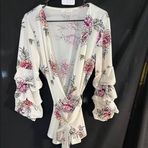 LARGE- LIKE NEW!🤩maybe worn once! Maurices blouse